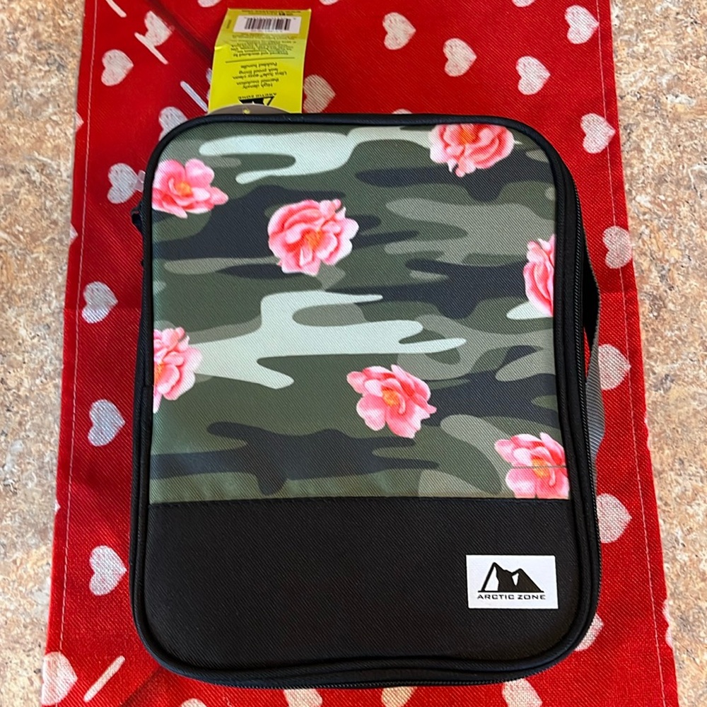 Arctic zone floral print lunch box